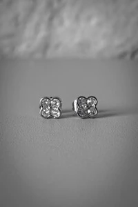 Brinco Trevo Cravejado | Banho de Ródio | Delicado