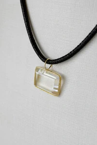 Colar Couro Pingente Resinado | Moderno