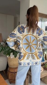 Casaco Bordado Linho Off White Mandala Azul e Mostarda Tati Veste