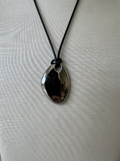 Foto Colar Pingente Gota Orgânica Banho de Ródio Cordão de Couro