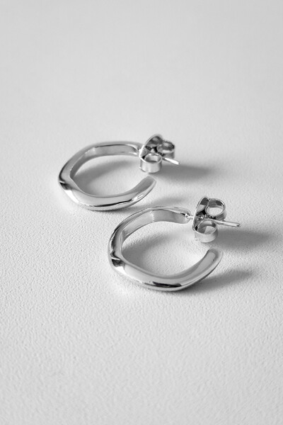 FotoBrinco Argola Aberta Orgânica | Banho Ródio | Minimalista