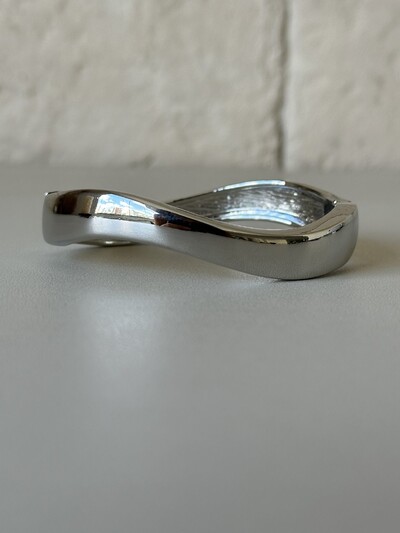 Foto Bracelete Rígido Ondulado Banho de Ródio