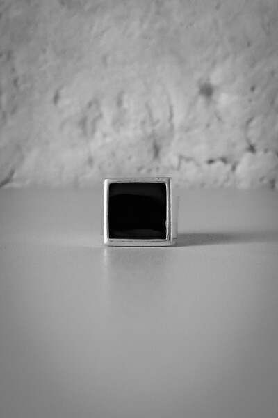 Foto Anel Quadrado Preto Ônix | Banho de Prata 925 | Clássico
