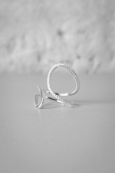 Foto Anel Fio Orgânico Zircônias Aberto | Prata 925 | Moderno