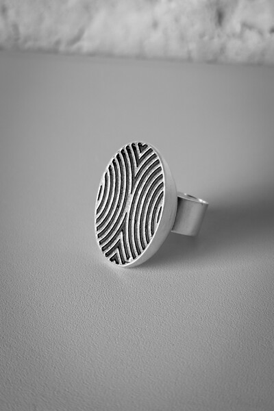 Foto Anel Oval Texturizado Ajustável | Banho de Prata 925 | Moderno