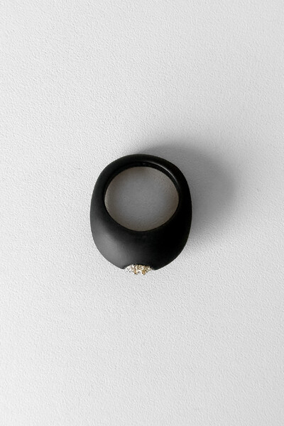 Foto Anel Noir | Resina Preta | Zircônias em Ouro 18k