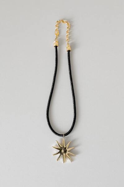 FotoColar Couro com Pingente Sol | Banho Ouro 18k | Estiloso