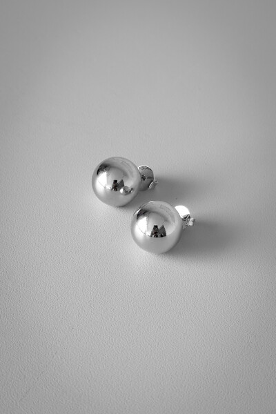 Foto Brinco Esfera Lisa | Banho de Ródio | Minimalista