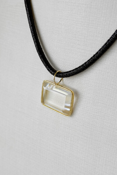 Foto Colar Couro Pingente Resinado | Moderno