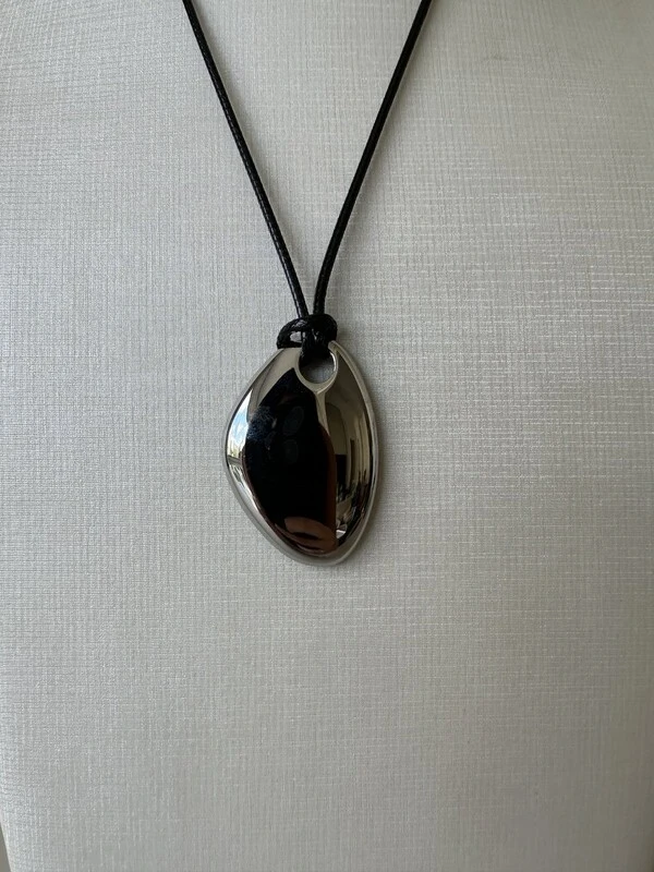 Colar Pingente Gota Orgânica Banho de Ródio Cordão de Couro