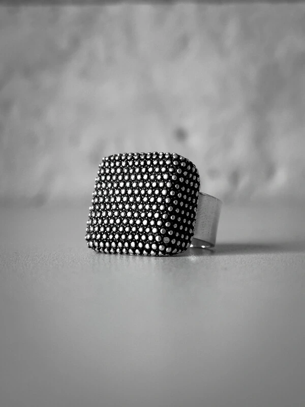 Anel Quadrado Bolinhas Ajustável | Banho de Prata 925