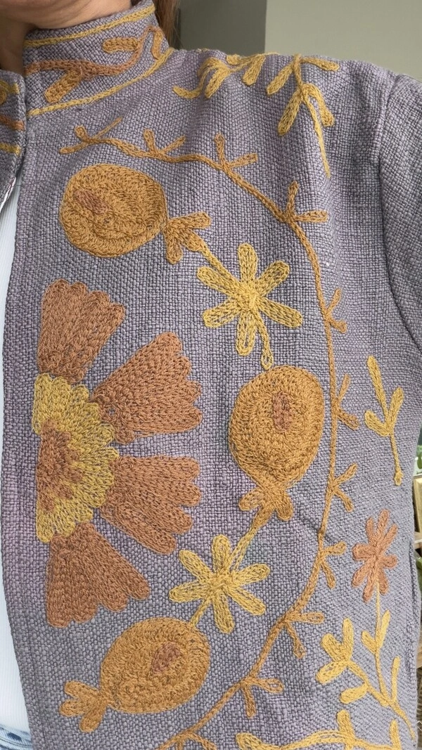 Casaco Bordado Linho Lilás Flores Mostarda e Caramelo Tati Veste