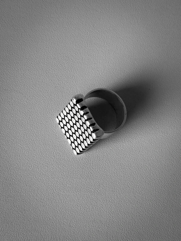 Anel Retangular Textura Colmeia Ajustável | Banho de Prata 925 | Design Moderno