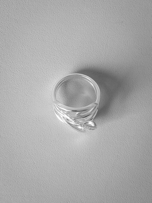 Anel Fio Entrelaçado Zirconias | Prata 925 | Design Orgânico