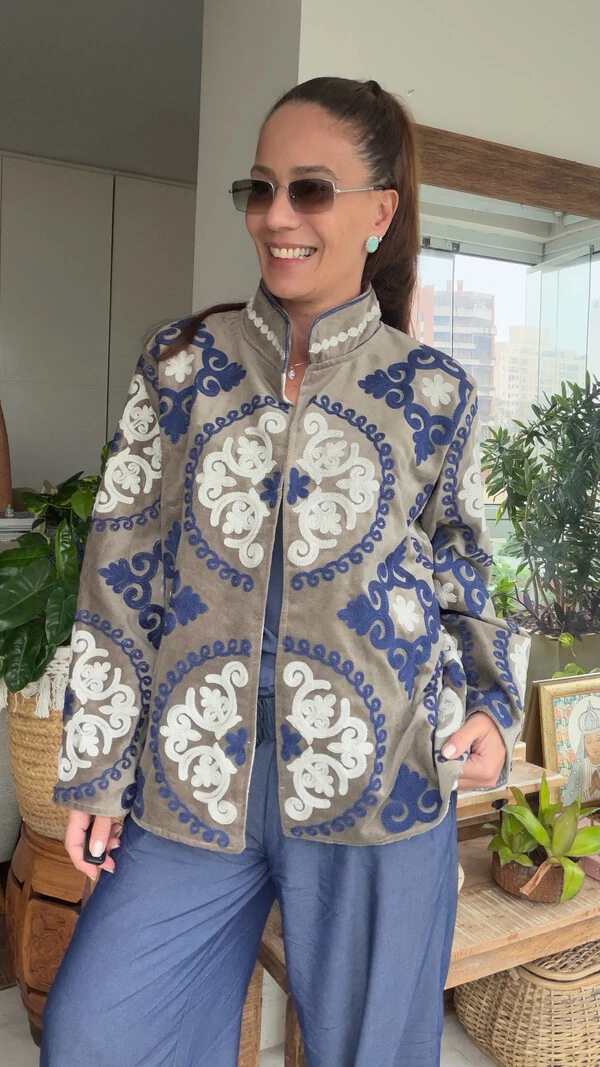 Casaco Bordado Veludo Taupe Medalhões Azul e Branco Tati Veste