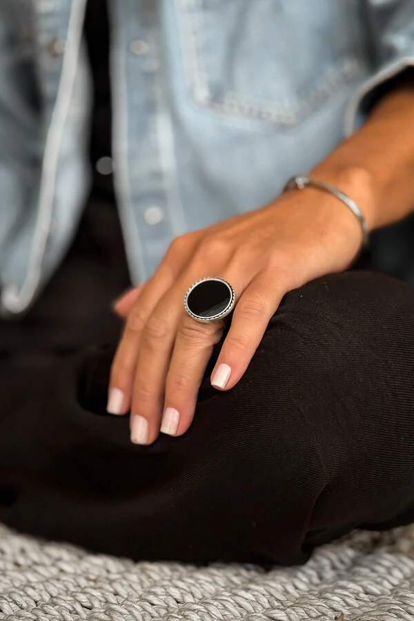 Anel Redondo Preto Ônix | Banho de Prata 925 | Clássico