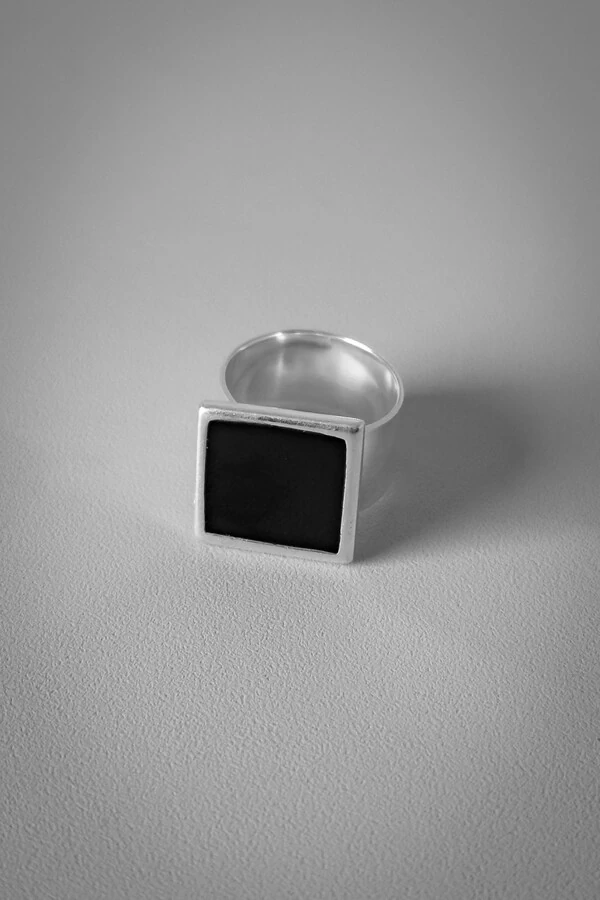 Anel Quadrado Preto Ônix | Banho de Prata 925 | Clássico