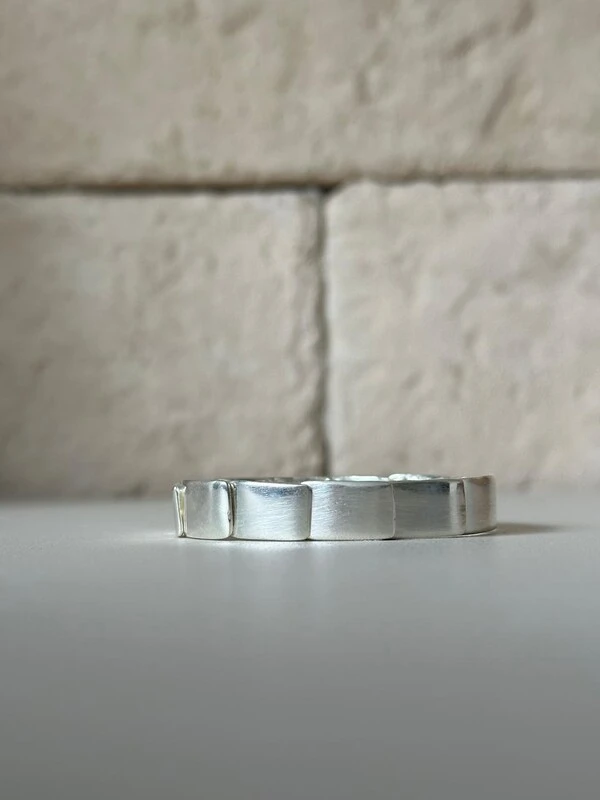 Pulseira Elástica Firme Elos Retangulares Curvos Banho de Prata