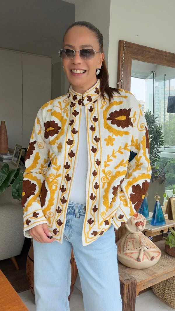Casaco Bordado Linho Off-White Flores Mostarda e Marrom Tati Veste