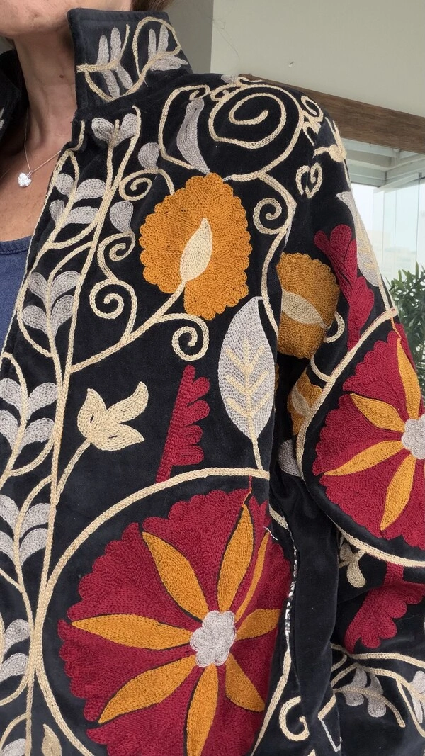 Casaco Bordado Veludo Preto Flores Bordô e Mostarda Tati Veste