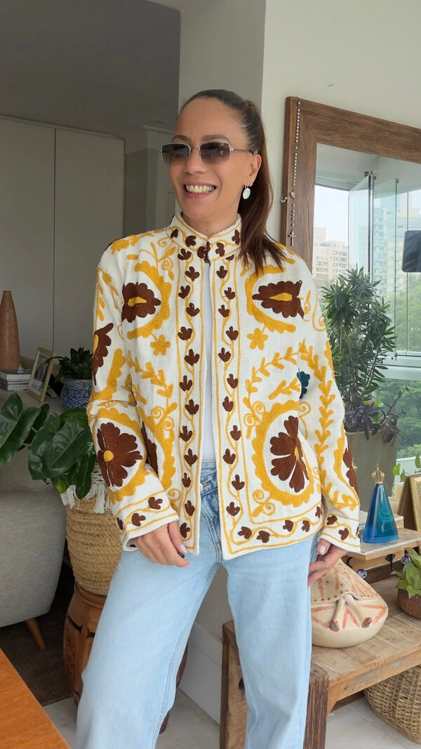 Casaco Bordado Linho Off-White Flores Mostarda e Marrom Tati Veste