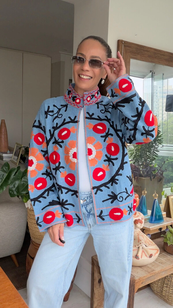 Casaco Bordado Linho Azul Claro Romãs Vermelhas Tati Veste