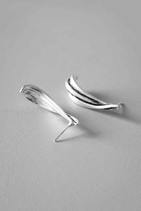 Brinco Pena Esculpida | Banho Prata 925 | Moderno