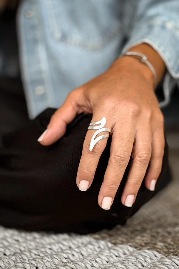 Anel Chama Fluida | Banho de Prata 925 | Moderno