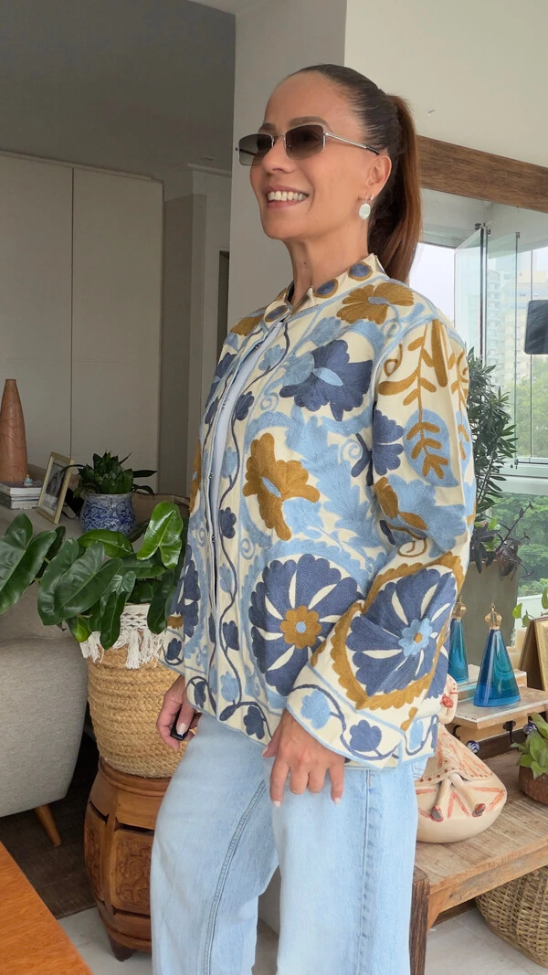 Casaco Bordado Linho Off White Mandala Azul e Mostarda Tati Veste