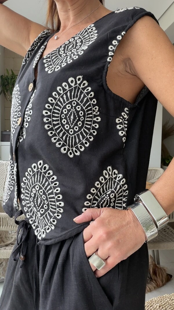 Conjunto Colete Bordado e Calça Pantalona