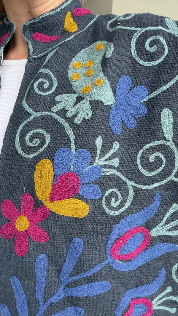 Casaco Bordado Linho Grafite Pássaros e Vaso de Flores Tati Veste