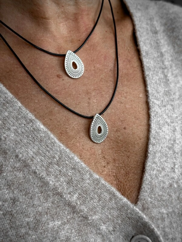 Colar Duplo Gota Tribal | Banho de Prata 925 | Couro Preto