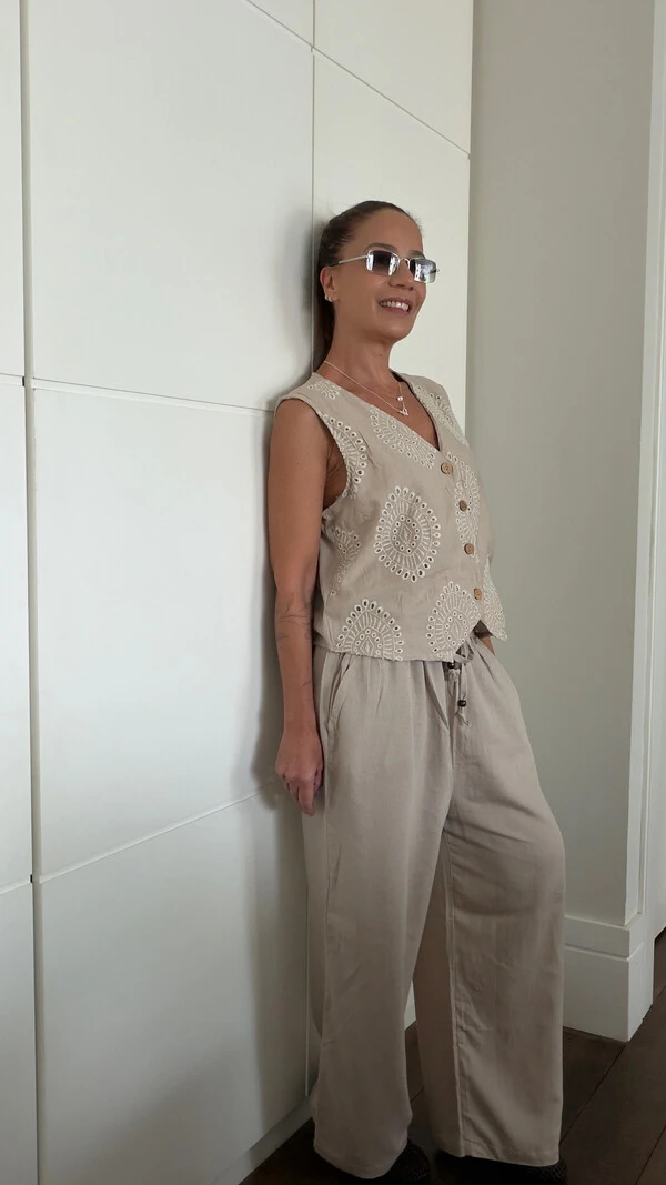 Conjunto Colete Bordado e Calça Pantalona Areia