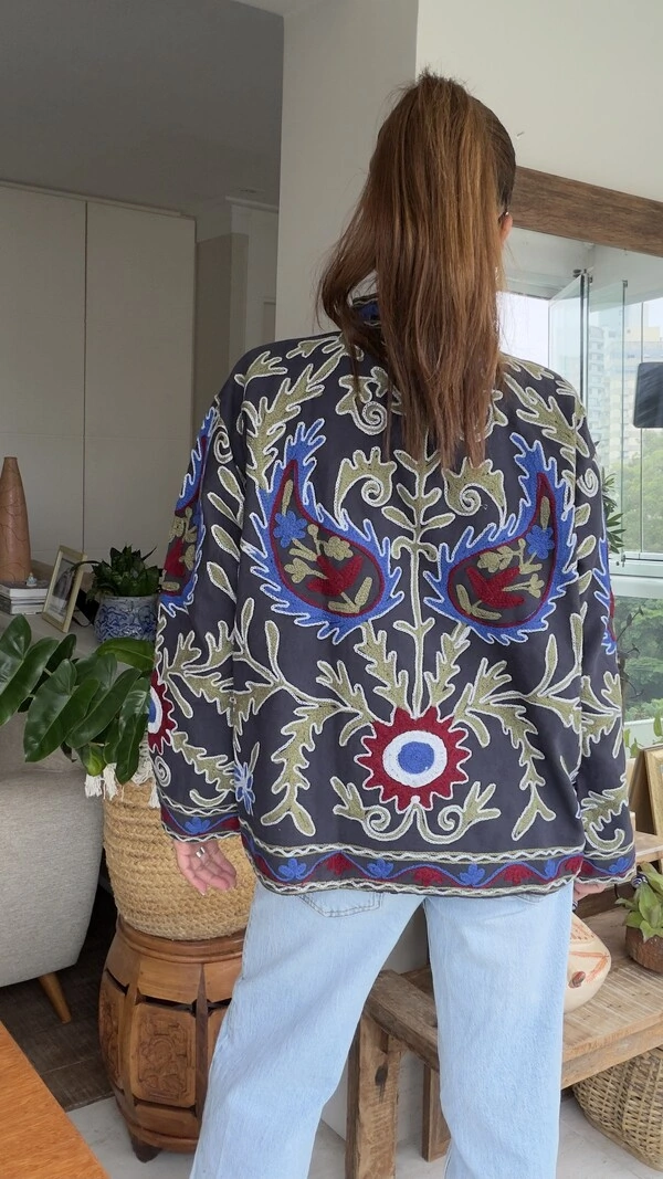 Casaco Bordado Sarja Preta Paisley Azul e Bordô Tati Veste