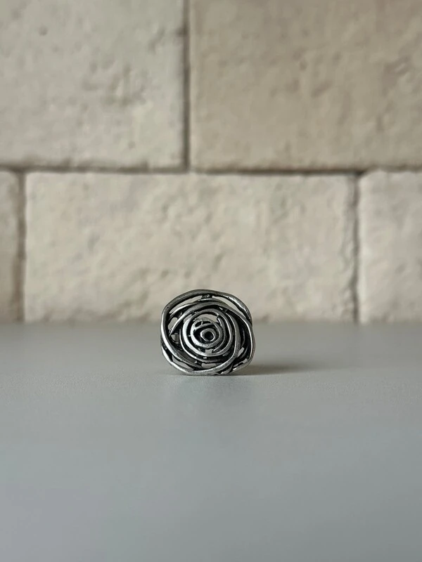 Anel Maxi Espiral Rosa Banho de Prata Envelhecido Ajustável