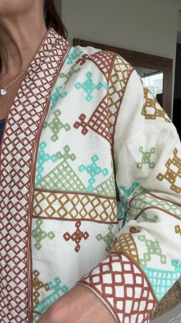 Casaco Quimono Bordado Algodão Off White Geométrico com Faixa Tati Veste