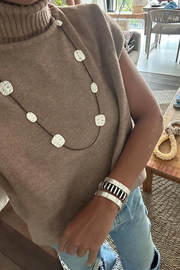 Colar Couro Placas Marteladas | Banho de Prata 925 | Moderno