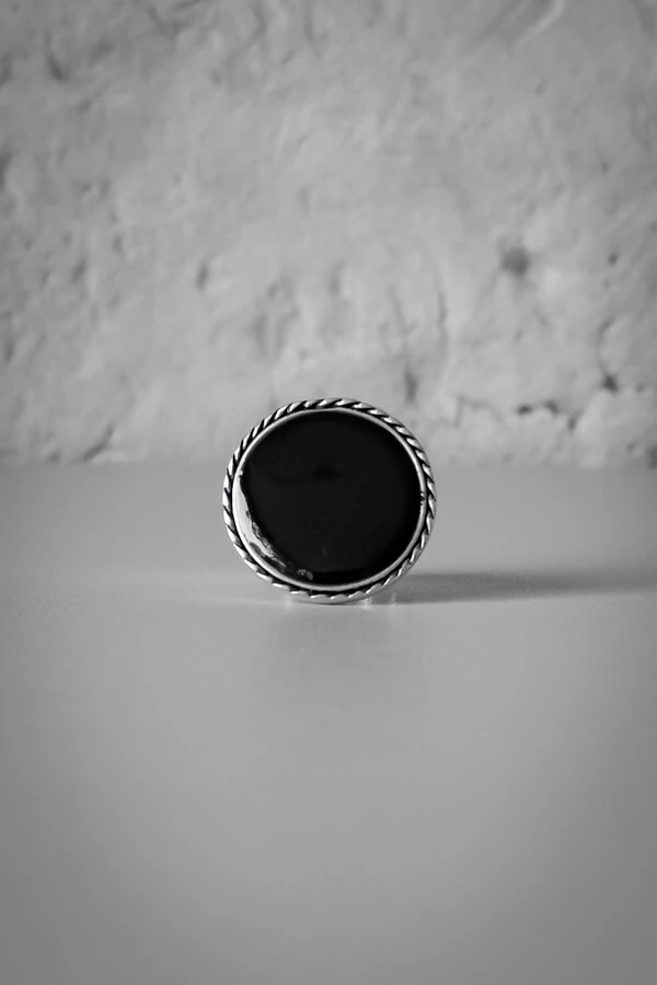 Anel Redondo Preto Ônix | Banho de Prata 925 | Clássico