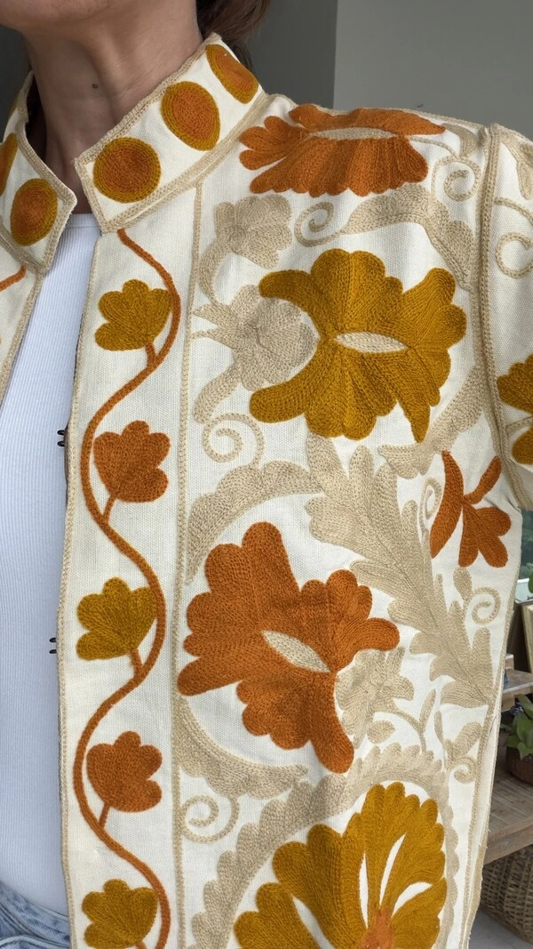 Casaco Bordado Linho Off White Mandala Laranja e Mostarda Tati Veste