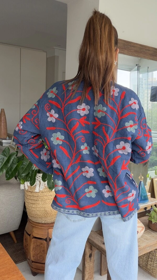 Casaco Bordado Sarja Azul Ramos Vermelhos Tati Veste