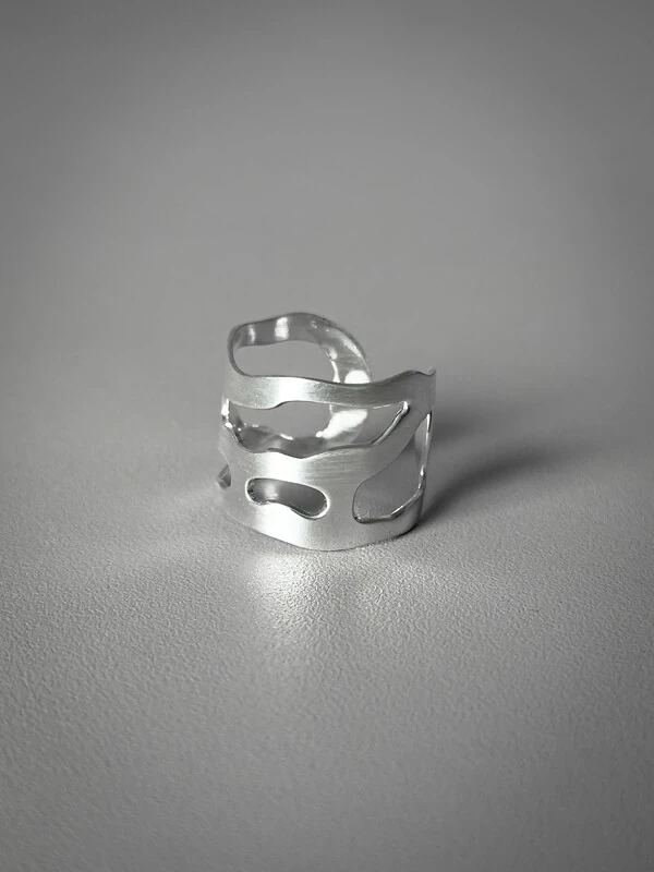 Anel Vazado Orgânico Ajustável | Banho de Prata 925 | Moderno