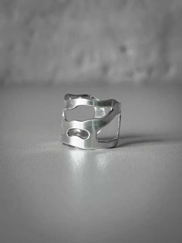 Anel Vazado Orgânico Ajustável | Banho de Prata 925 | Moderno