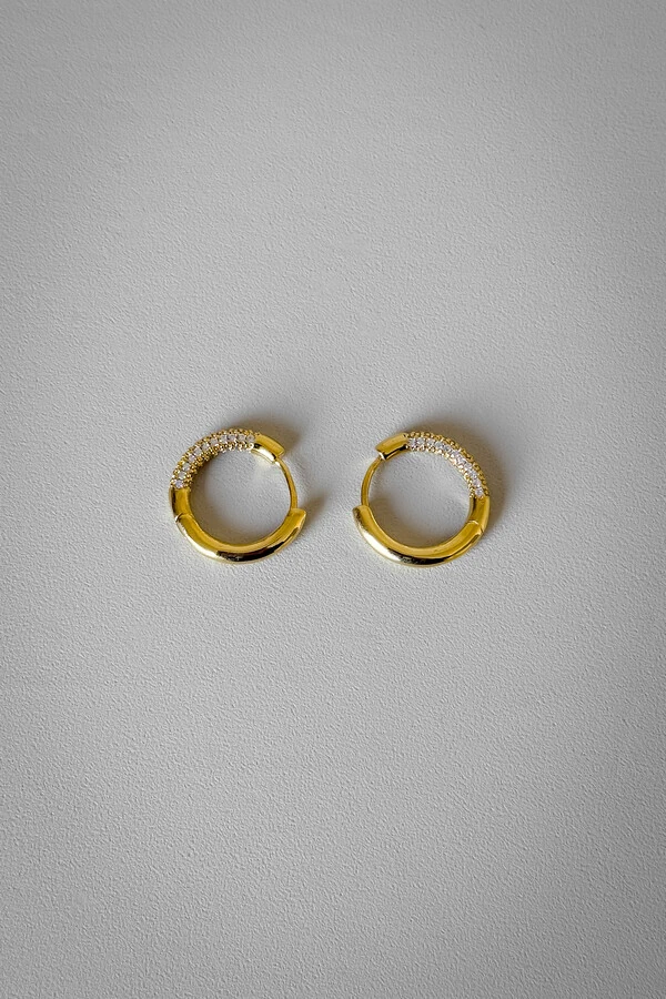 Argola Pavê Delicada | Banho de Ouro 18k | Elegante