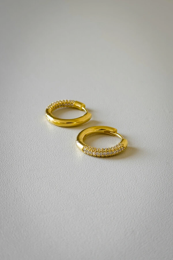 Argola Pavê Delicada | Banho de Ouro 18k | Elegante