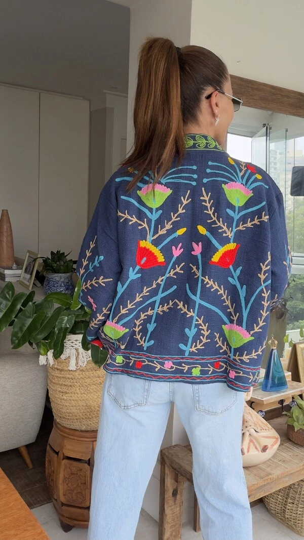 Casaco Bordado Linho Azul Marinho Flores Coloridas Tati Veste