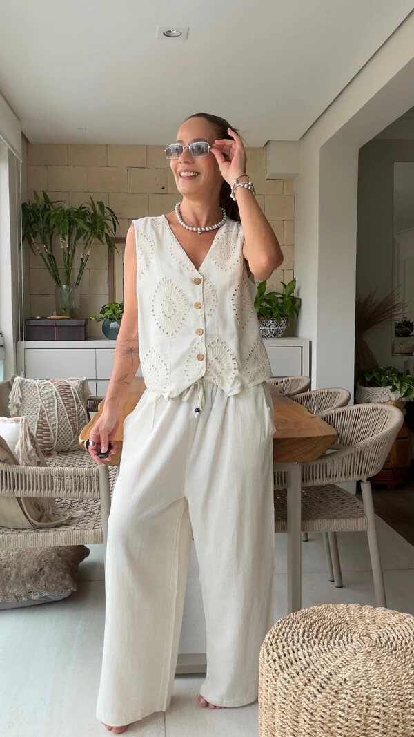 Conjunto Colete Bordado e Calça Pantalona Off-White