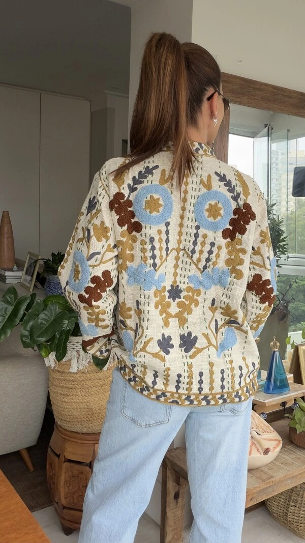 Casaco Bordado Linho Off White Círculos Azuis e Mostarda Tati Veste
