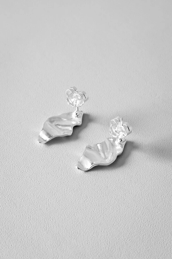 Brinco Esculpido Assimétrico | Banho Ródio | Contemporâneo