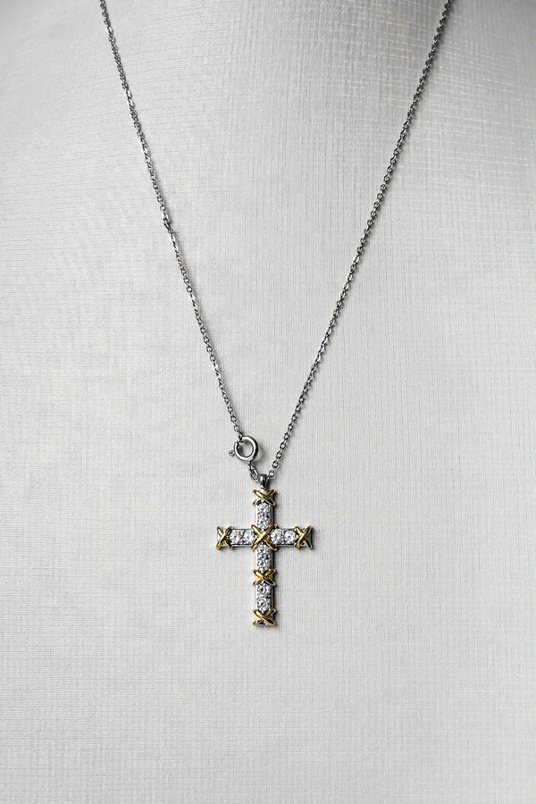 Colar Cruz X Cravejada | Banho Ródio e Ouro 18k | Contemporâneo