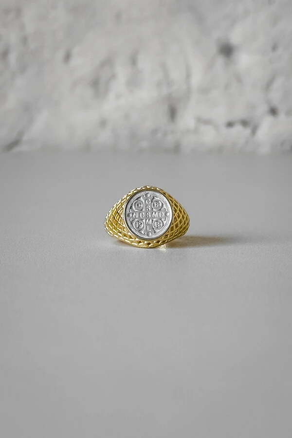 Anel São Bento | Prata 925 + Banho de Ouro 18k e Ródio